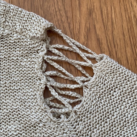 Sweater with Shoulder Interlacing - Picture 2 of 3